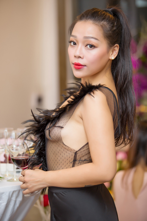 Xuất hiện trong một sự kiện, ca sĩ Hà Linh xuất hiện với trang phục gợi cảm khoe vòng một táo bạo.